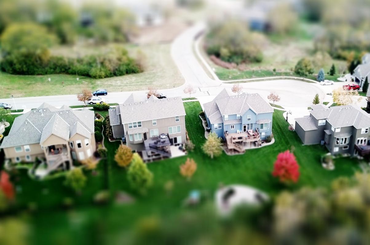 que-faire-si-lun-de-vos-voisins-empiete-sur-votre-terrain-constructible